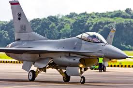 F-16 fighter jet crashes in Poland