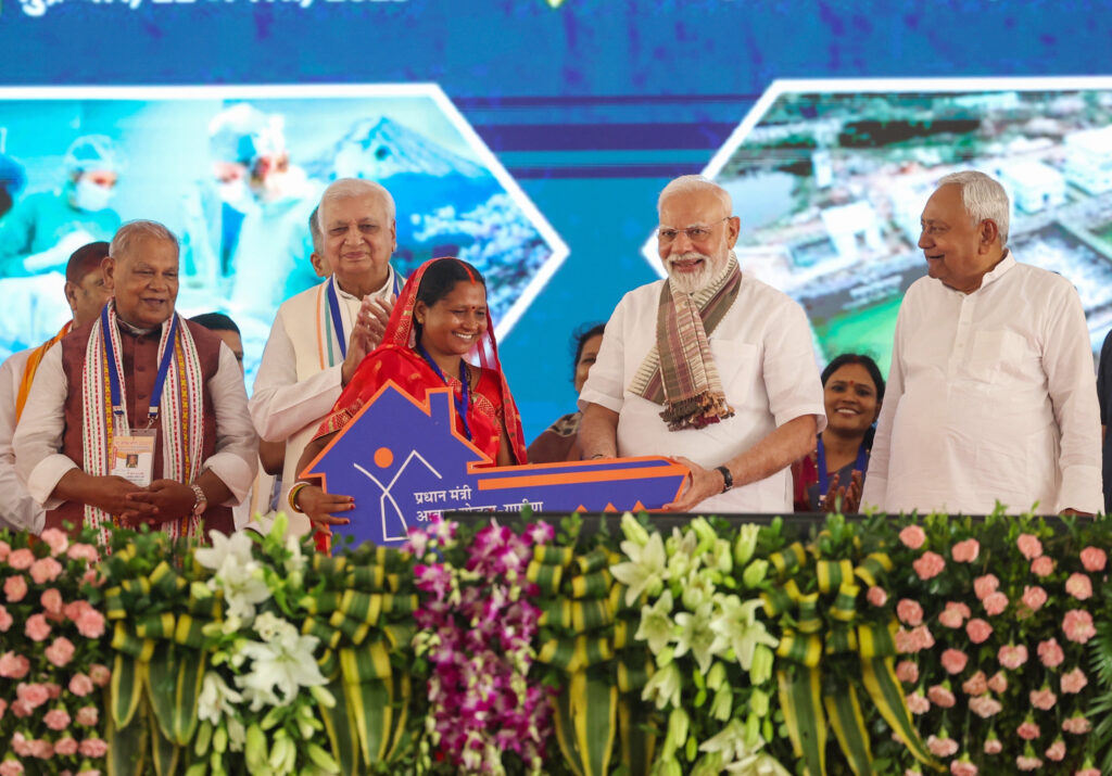 PM Modi gave many gifts to Gayaji
