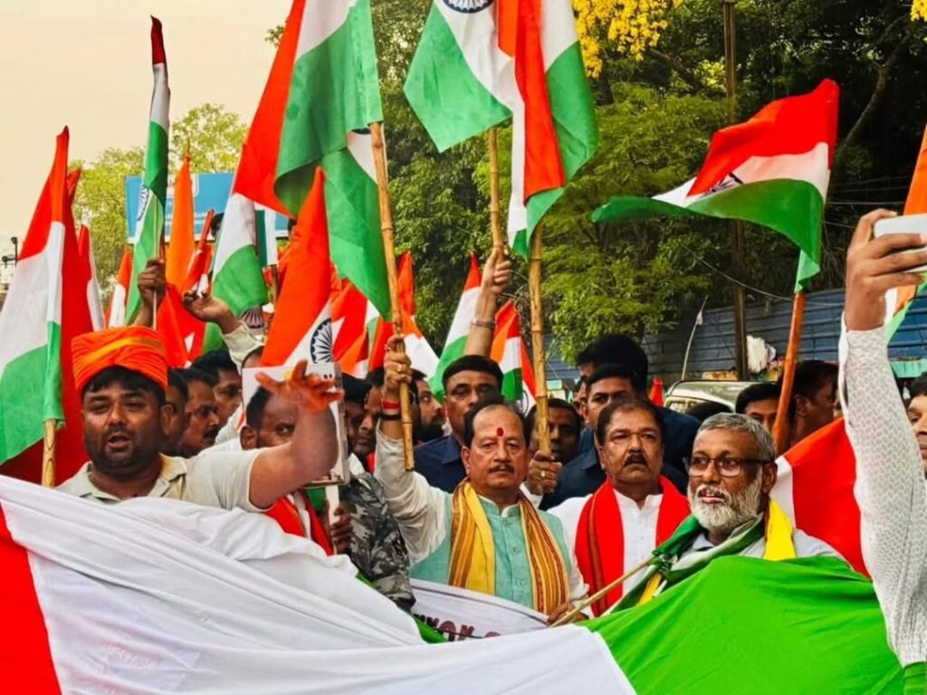 विजय सिन्हा ने अपनी डिग्री दिखाई, तेजस्वी यादव को दी चुनौती