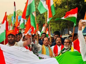 विजय सिन्हा ने अपनी डिग्री दिखाई, तेजस्वी यादव को दी चुनौती