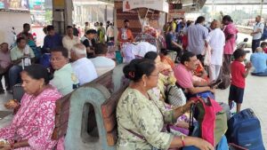 Passengers rush at Gaya Junction, many trains cancelled. | NewG India