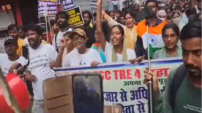 TRE-4 candidates took to the streets in Patna demanding the recruitment of teachers. | NewG India