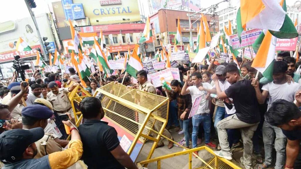 Before Bihar elections, students took to the streets to protest against sub-inspector and police recruitment, lathicharge | NewG India