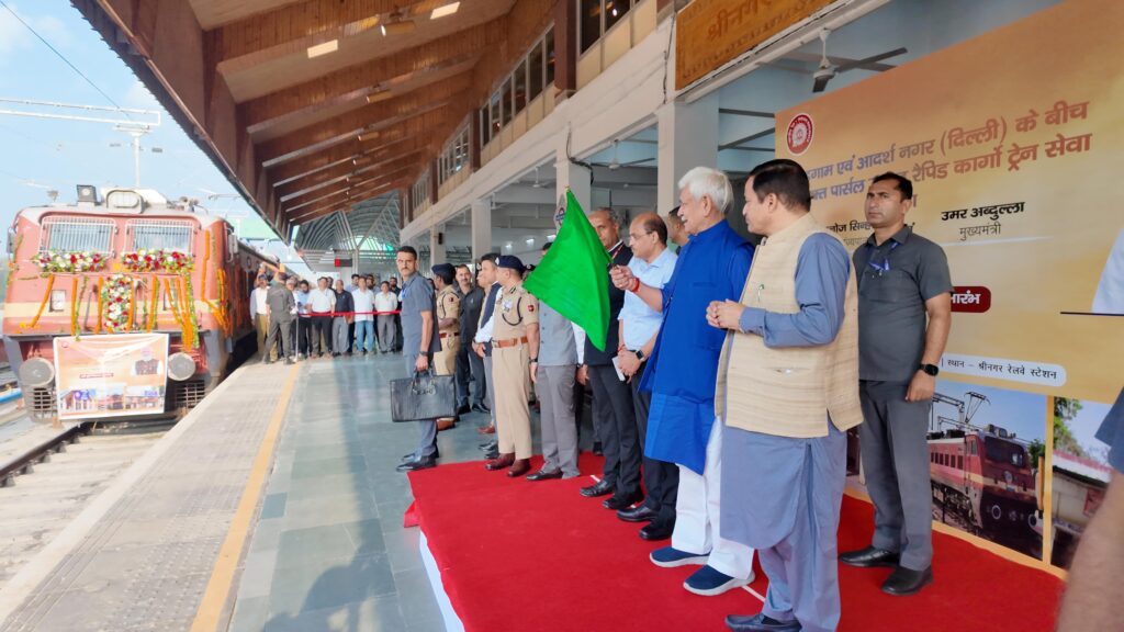 Kashmir products will now reach Delhi directly, LG flagged off cargo parcel train | NewG India