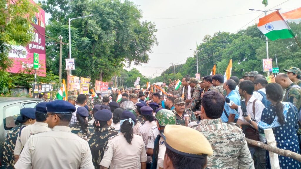 Dial 112 drivers protest outside BJP office, insist on meeting CM l NewG India