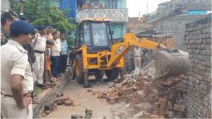 Parbalpur Nagar Panchayat bulldozer runs on councilor's house. | NewG India