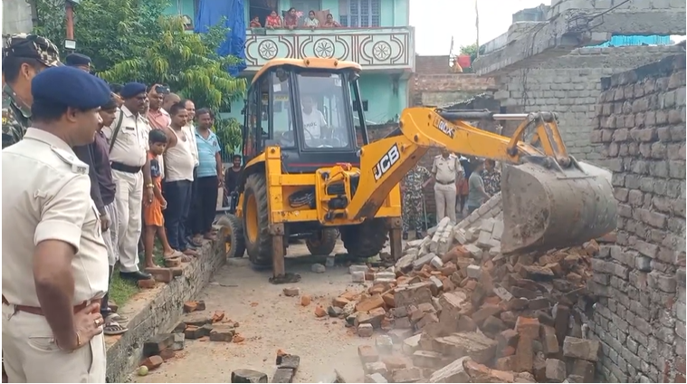 Parbalpur Nagar Panchayat bulldozer runs on councilor's house. | NewG India