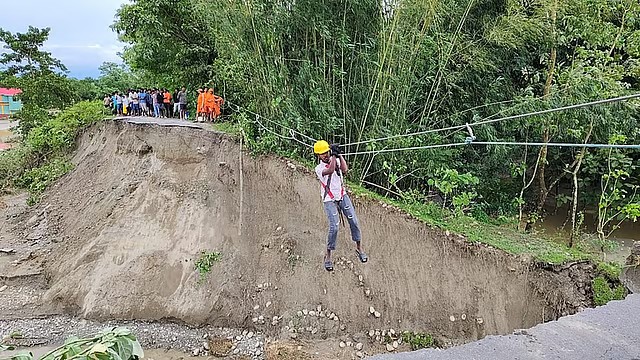 उत्तर बंगाल में बाढ़ और भूस्खलन का कहर, 17 की मौत