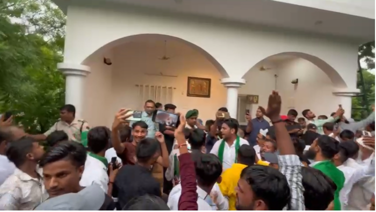 Workers create ruckus at Lalu's residence, protest against RJD MLA. NewG India