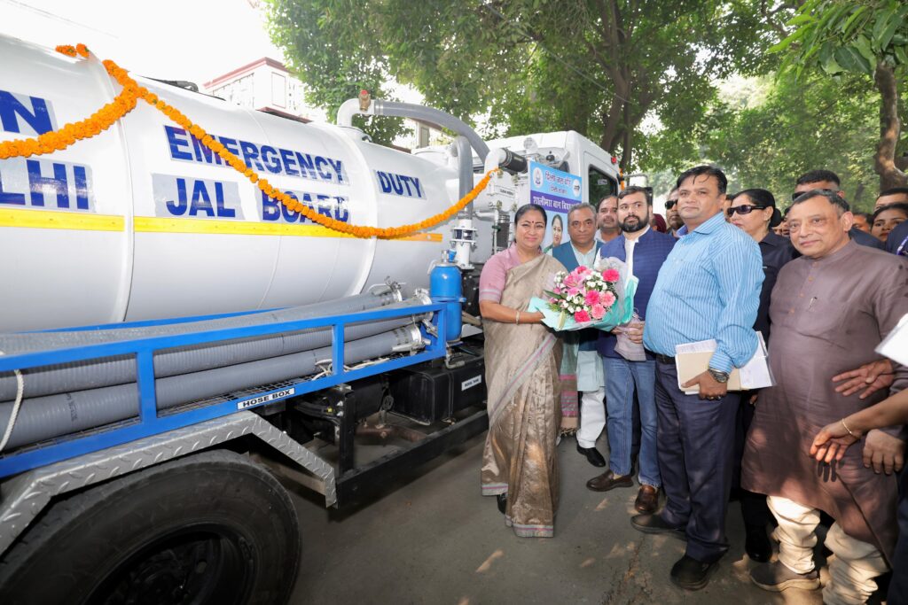 Sewer cleaning in Delhi with state-of-the-art machines. NewG India
