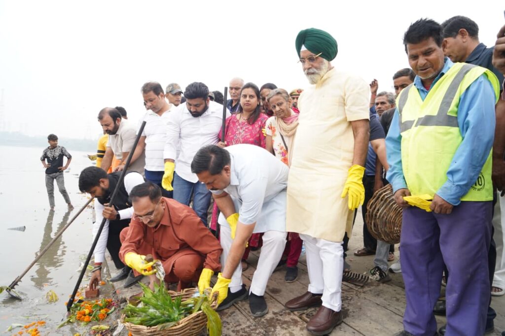 Delhi BJP launches campaign to clean Yamuna Chhath Ghats. NewG India
