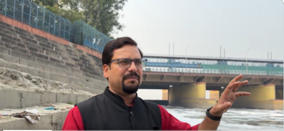 Before Chhath Puja, Yamuna's foam sparks political strife in Delhi. NewG India