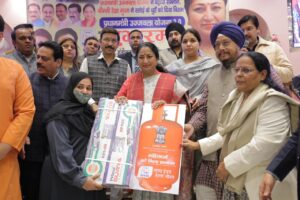 Ujjwala Yojana has made Delhi's kitchens pollution-free: CM Rekha Gupta. NewG India