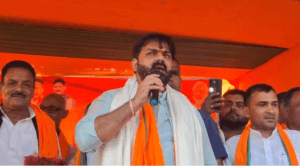 Crowd goes out of control at Bhojpuri star Pawan Singh's rally, breaks chairs. NewG India