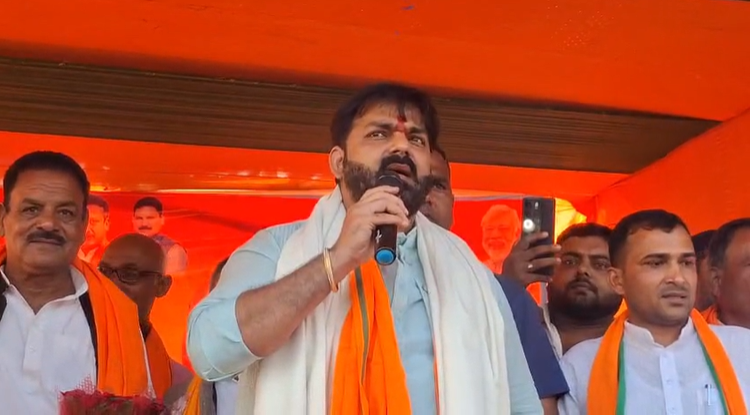 Crowd goes out of control at Bhojpuri star Pawan Singh's rally, breaks chairs. NewG India