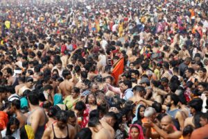 नए साल पर युवा श्रद्धालुओं का तांता: अयोध्या-काशी-मथुरा बने आकर्षण केंद्र