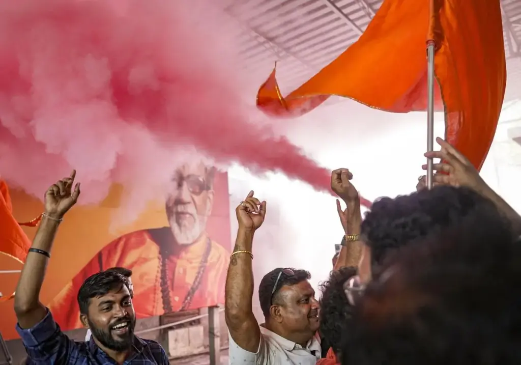 महाराष्ट्र नगर निगम चुनाव 2026: महायुति के बहुमत हासिल करने पर समर्थकों ने मनाया जश्न