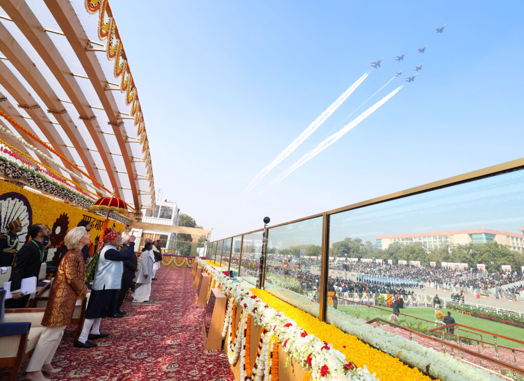 The roar of fighter jets on duty thrilled the crowd. NewG India