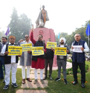 गुरु साहिब के अपमान पर ‘आप’ का हंगामा, भाजपा मंत्री कपिल मिश्रा से इस्तीफे की मांग