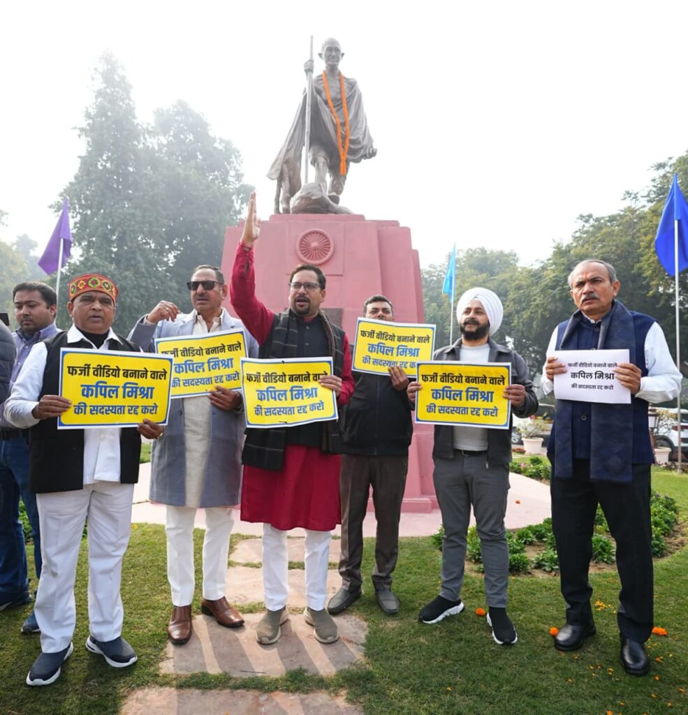 गुरु साहिब के अपमान पर ‘आप’ का हंगामा, भाजपा मंत्री कपिल मिश्रा से इस्तीफे की मांग