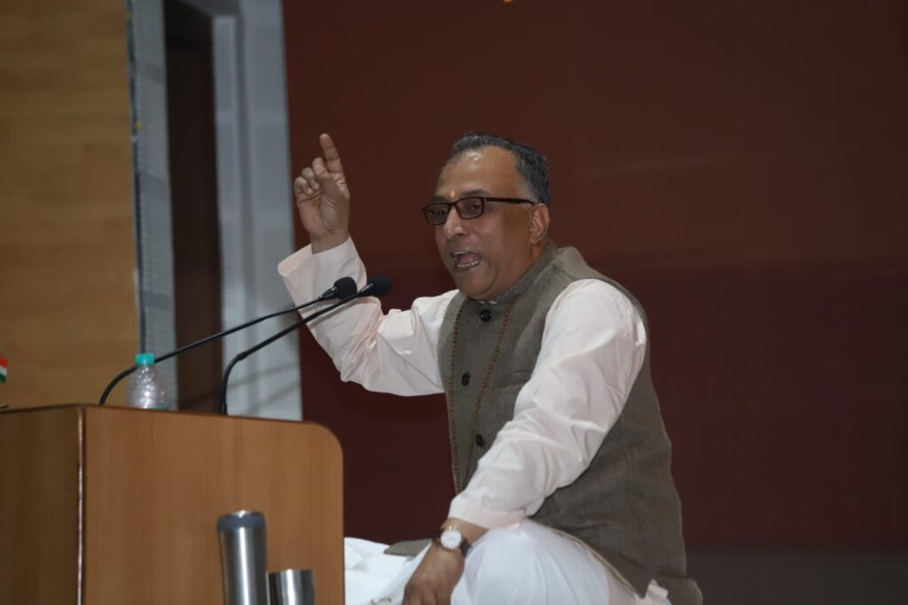विवेक निकेतन के आध्यात्मिक शिविर में हुआ गीता के श्लोकों का गहन विश्लेषण