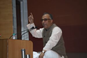विवेक निकेतन के आध्यात्मिक शिविर में हुआ गीता के श्लोकों का गहन विश्लेषण