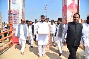 संगम में प्रवाहित हुई अजित पवार की अस्थियां, समर्थकों की जुटी भीड
