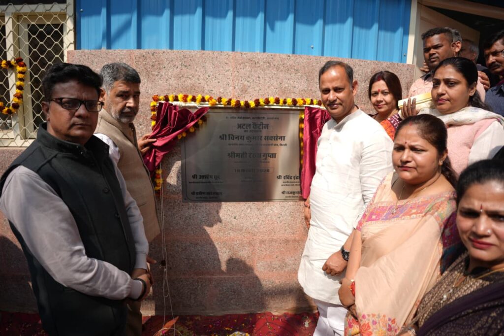 दिल्ली सरकार के समाज कल्याण मंत्री रविन्द्र इन्द्राज सिंह ने आज जहांगीरपुरी के ए-ब्लॉक (आदर्श नगर) में अटल कैंटीन का उद्घाटन किया।