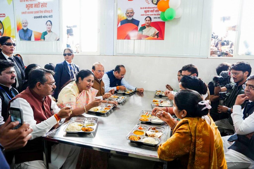 अब 71 अटल कैंटीन बन रहीं गरीब का भोजन सहारा: वीरेन्द्र सचदेवा
