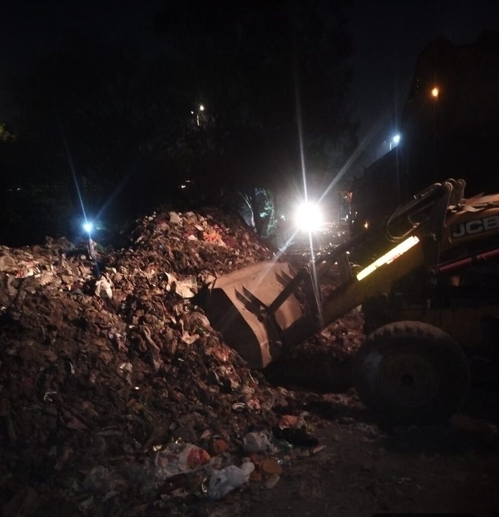 करोल बाग में रात भर चला सफाई अभियान, रेलवे ट्रैक से हटाया 149 टन कचरा