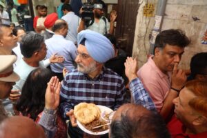 अपने छात्र जीवन की यादों में खोये एलजी संधू, कमला नगर में प्रसिद्ध छोले-भटूरे का लिया स्वाद