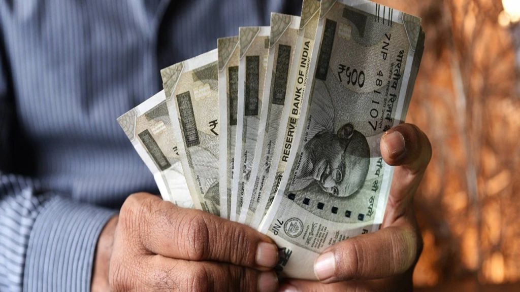 मोदी सरकार ने सरकारी कर्मचारियों के DA में की 2% की बढ़ोतरी, जानिए कितनी बढ़ेगी सैलरी