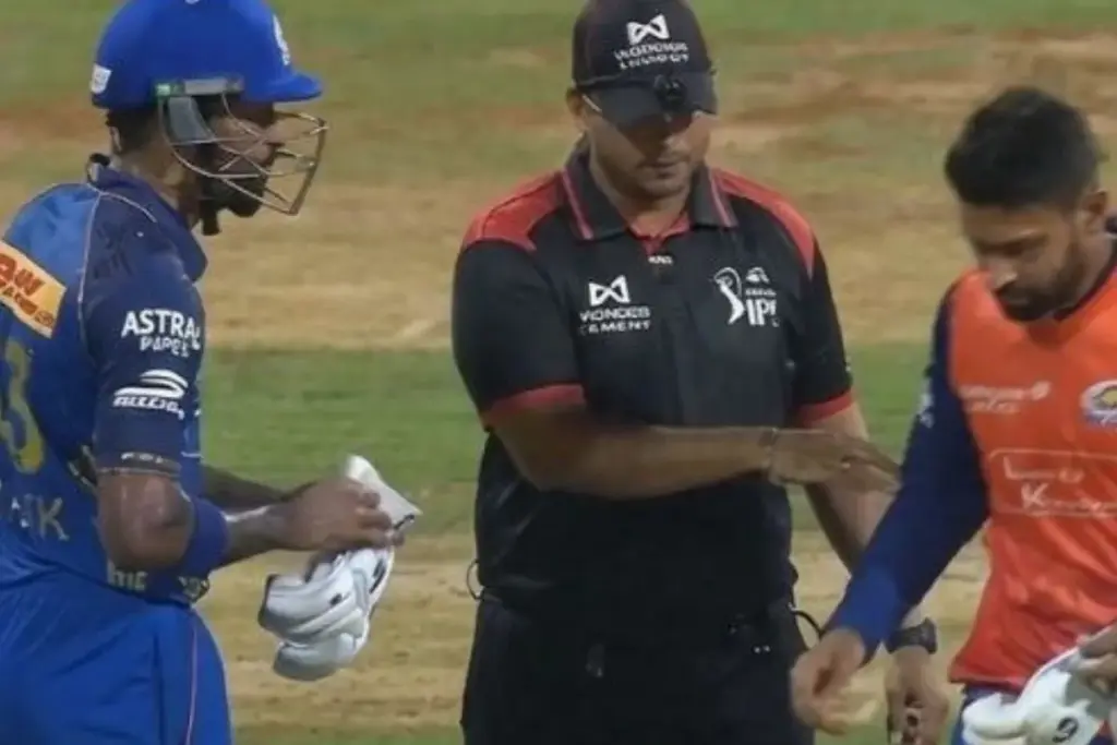 IPL: अंपायरिंग पर उठ रहे हैं सवाल, हार्दिक पंड्या को ग्लव्स बदलने की छूट, ट्रिस्टन स्टब्स को क्यों नहीं?