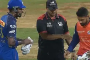IPL: अंपायरिंग पर उठ रहे हैं सवाल, हार्दिक पंड्या को ग्लव्स बदलने की छूट, ट्रिस्टन स्टब्स को क्यों नहीं?