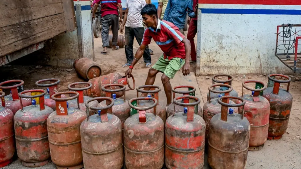 होर्मुज के रास्ते LPG पहुंचते ही उर्वरक सेक्टर को राहत, गैस सप्लाई बढ़कर 90%