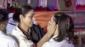 आशा भोसले की पोती जनाई को संभालती दिखी तब्बू, राजकीय सम्मान के साथ होगी अंतिम विदाई