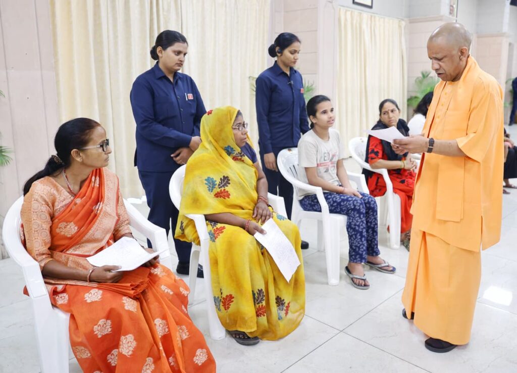 जनसेवा के पथ पर चल रही है सरकार: सीएम योगी