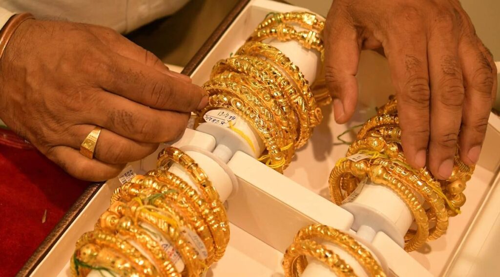 सोने की कीमतों में भारी गिरावट: बाजार में 1,310 रुपये लुढ़का सोना, जानें क्या है नई कीमत