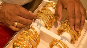 सोने की कीमतों में भारी गिरावट: बाजार में 1,310 रुपये लुढ़का सोना, जानें क्या है नई कीमत