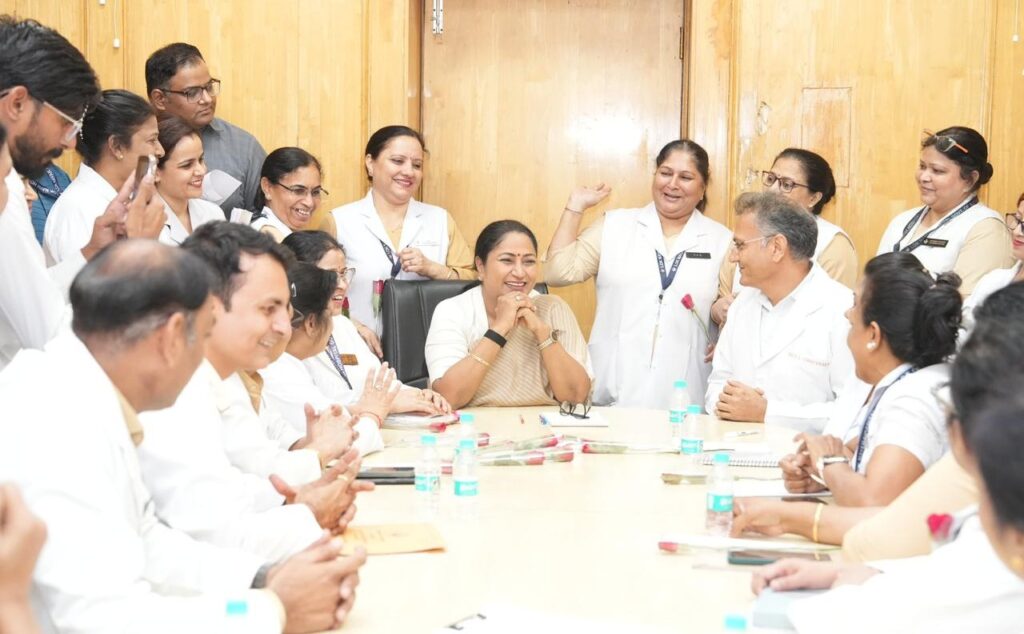 International Nurses Day: CM Rekha Gupta reached among the nurses and boosted their morale.NewG India