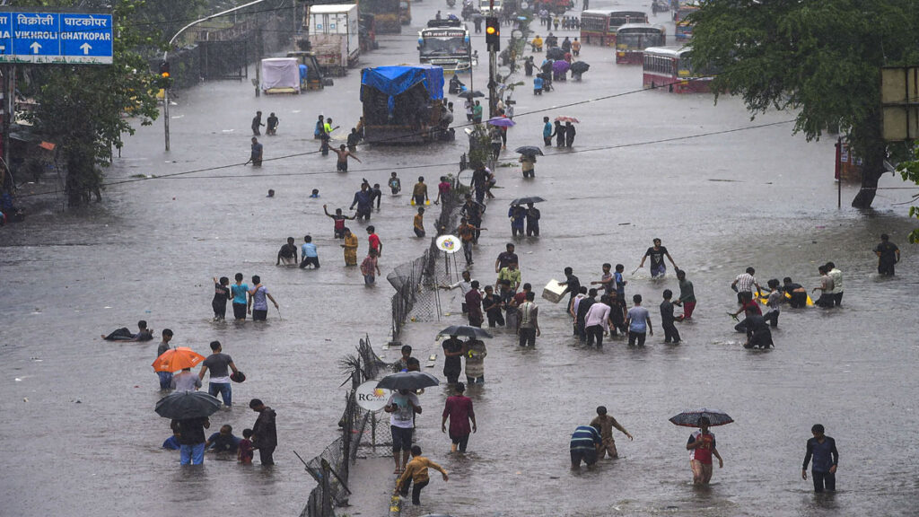 मुंबई का मानसून: आसमानी आफत के आगे बेबस हुई मायानगरी